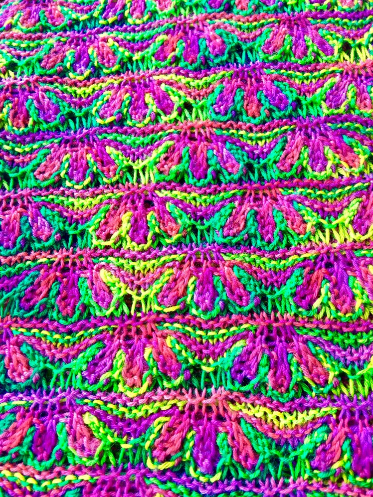 Small scale pattern in contrasting multis