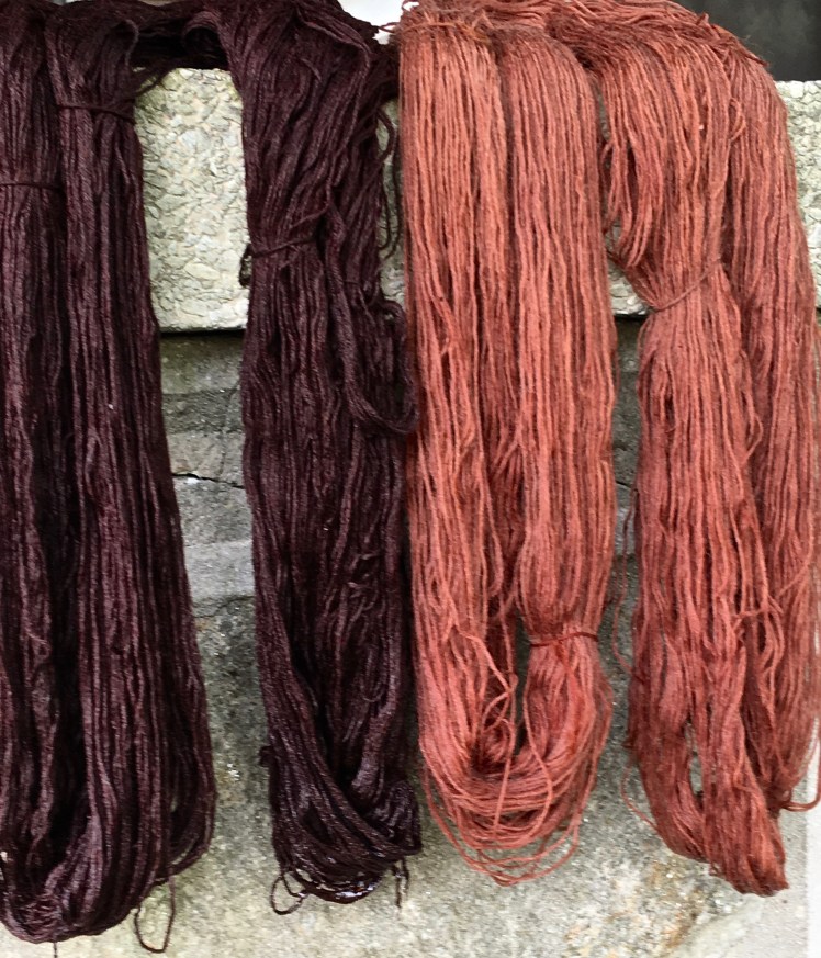 Alkaline-modified avocado skin dye, first dyeing and exhaust bath