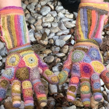 Patchwork crochet gloves using plant-dyed yarn