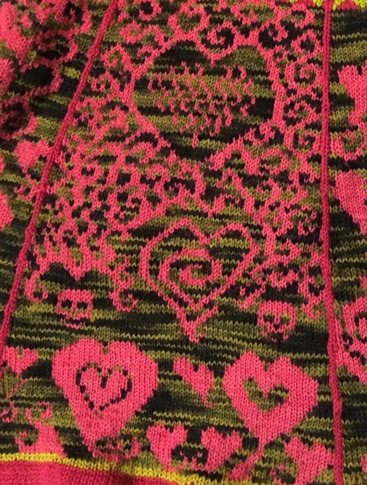 Improvised stranded knitting conveying a message