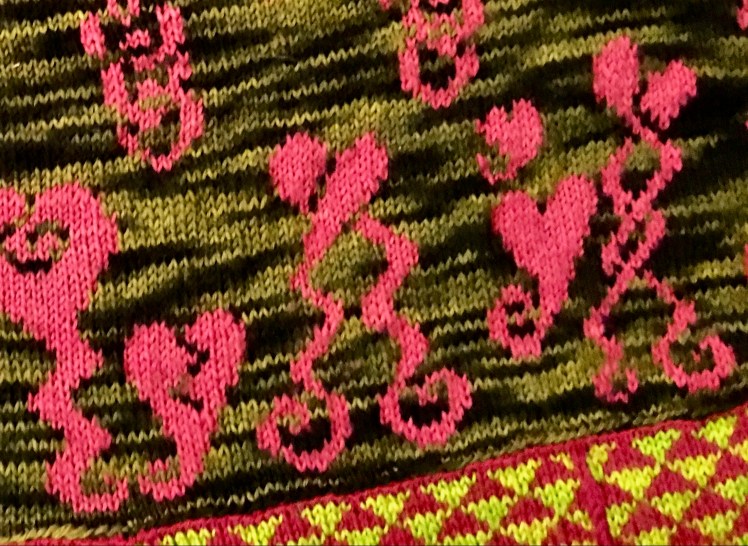 Improvised stranded knitting conveying a message