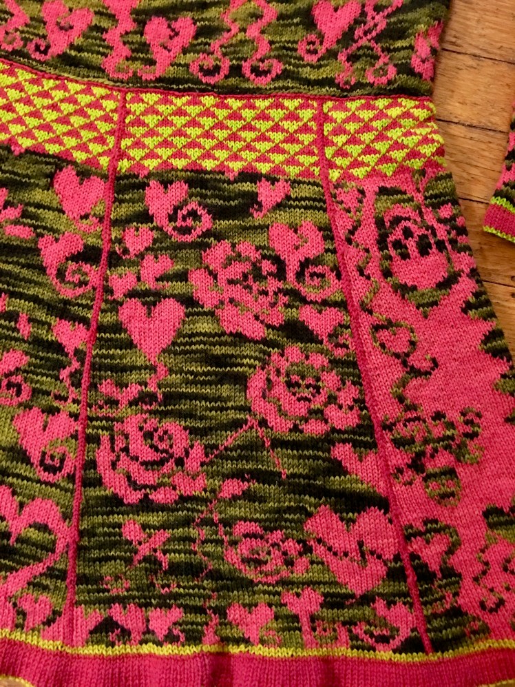 Improvised stranded knitting conveying a message