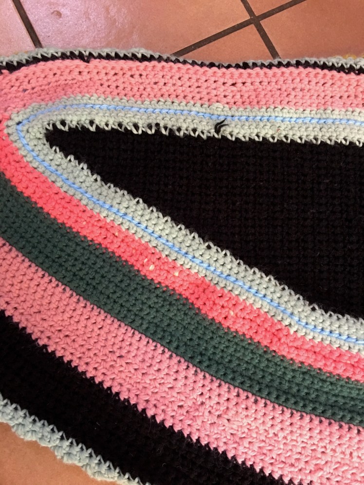 Fundamental colors that are the basis of an elaborate shawl