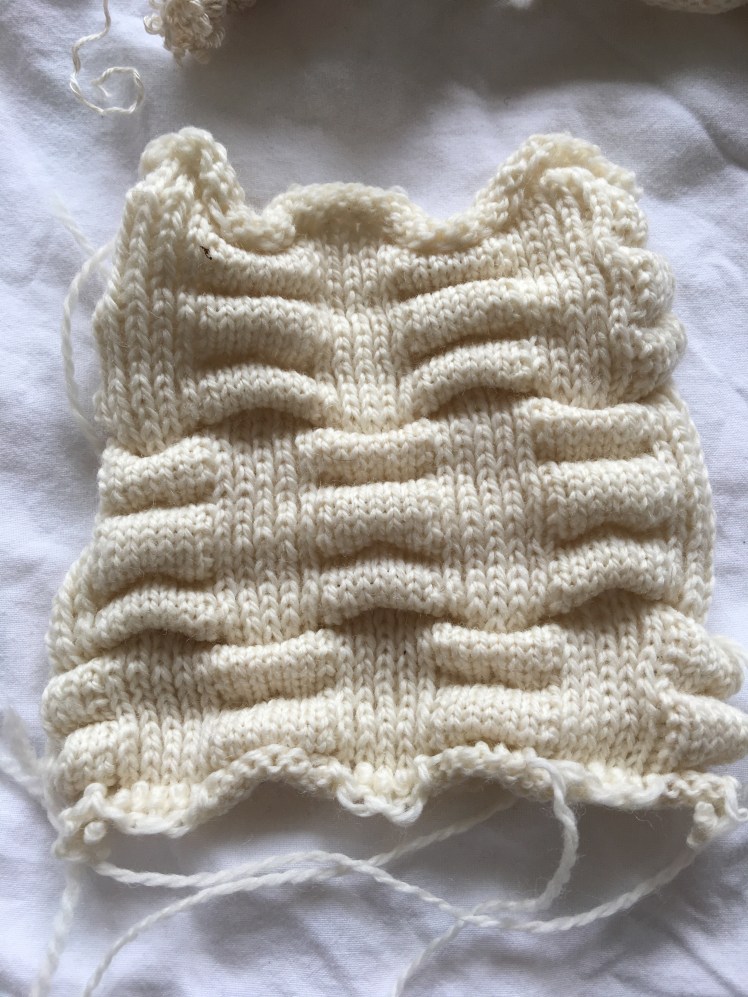 Pleating used for patterning in machine knitting