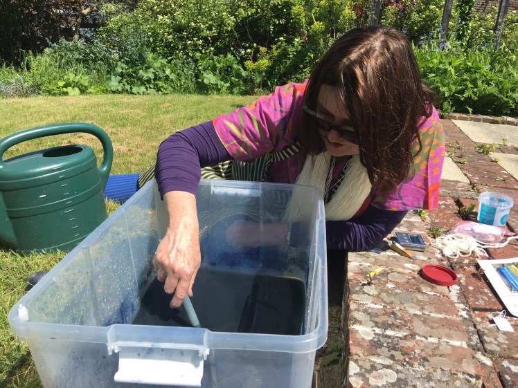 Combining indigo paste with water without introducing air bubbles