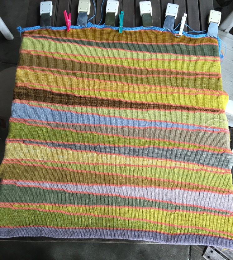 Short-row wedges machine-knitted in plant-dyed yarn