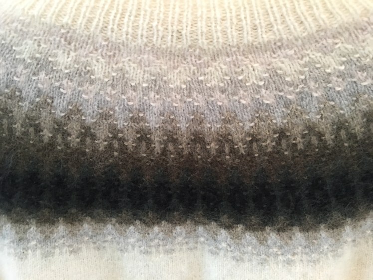 Purl bumps throw the light in a neutral gradient